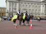  Deux policiers à cheval devant Buckingham Palace
